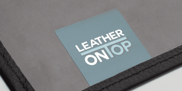 Die R&uuml;ckseite einer Lederauflage mit dem "Leather on Top" Logo